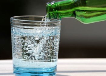 Maden suyu içerken bu hatayı yapmayın! Tüm faydasını uçuruyor ve besin değeri gidiyor