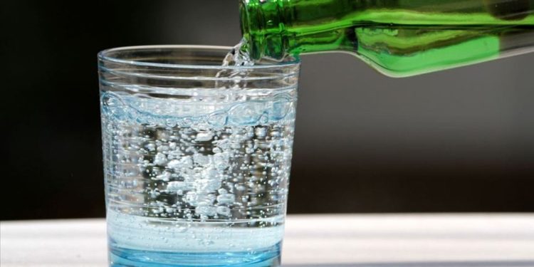 Maden suyu içerken bu hatayı yapmayın! Tüm faydasını uçuruyor ve besin değeri gidiyor