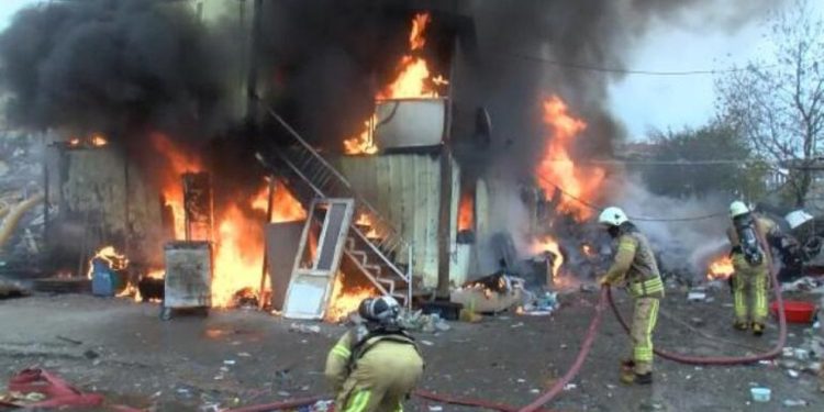 Maltepe'de işçilerin kaldığı konteynerde çıkan yangın söndürüldü