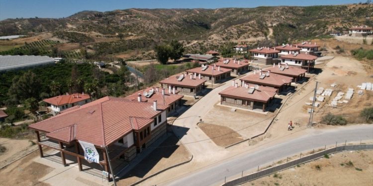 Manavgat'ta 297 konutun kuraları çekildi