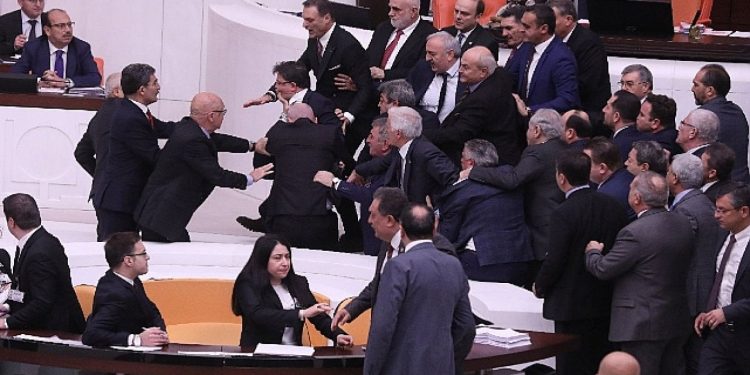 Meclis'te saldırıya uğrayan Hüseyin Örs için 'geçmiş olsun' mesajları