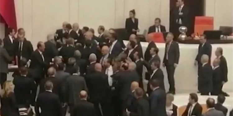 Meclis'te yine kavga çıktı: İYİ Partili Örs hastaneye kaldırıldı