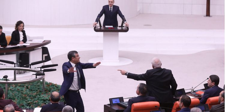 Meclis’te ‘tiran’ tartışması: Muhalefet ‘Zindaşti’ diye tempo tuttu, Kurtulmuş’u susturdu