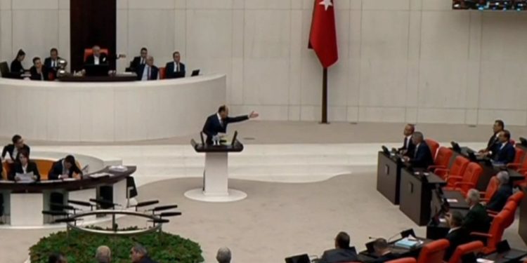 Meclis'teki kavga 'Önüne baksana' tartışmasından çıktı