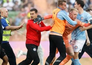 Melbourne City-Melbourne Victory maçında saha karıştı!