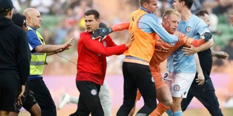 Melbourne City-Melbourne Victory maçında saha karıştı!