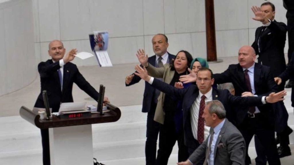 Milletvekilleri, Bakan Soylu’ya uyuşturucu baronları ile olan fotoğraflarını fırlattı