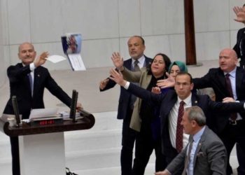 Milletvekilleri, Bakan Soylu’ya uyuşturucu baronları ile olan fotoğraflarını fırlattı