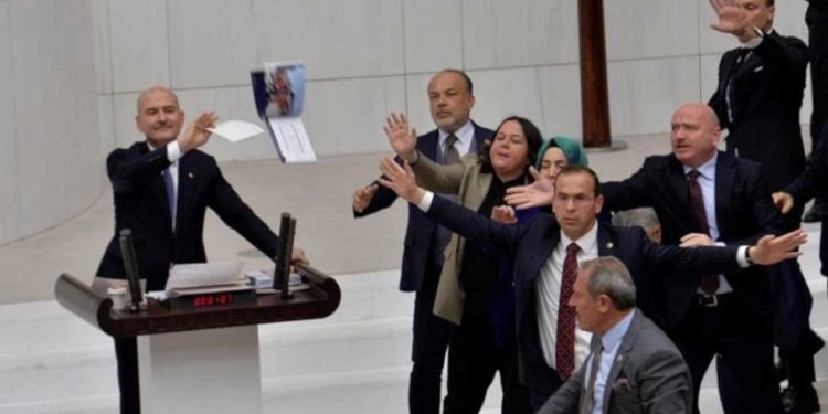 Milletvekilleri, Bakan Soylu’ya uyuşturucu baronları ile olan fotoğraflarını fırlattı