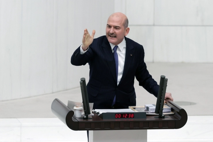 İçişleri Bakanı Süleyman Soylu, TBMM Genel Kurulu’ndaki bütçe görüşmeleri sırasında muhalefete “Amerika’nın çocuklarısınız sizler” dedi. CHP ve HDP’li milletvekilleri, kürsüdeki Soylu’yu sabıkalı kişilerle fotoğraflarını fırlatarak protesto etti ve yuhaladı.