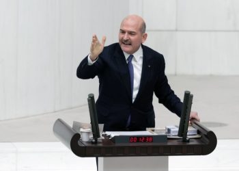 İçişleri Bakanı Süleyman Soylu, TBMM Genel Kurulu’ndaki bütçe görüşmeleri sırasında muhalefete “Amerika’nın çocuklarısınız sizler” dedi. CHP ve HDP’li milletvekilleri, kürsüdeki Soylu’yu sabıkalı kişilerle fotoğraflarını fırlatarak protesto etti ve yuhaladı.