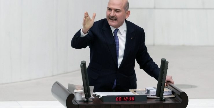 İçişleri Bakanı Süleyman Soylu, TBMM Genel Kurulu’ndaki bütçe görüşmeleri sırasında muhalefete “Amerika’nın çocuklarısınız sizler” dedi. CHP ve HDP’li milletvekilleri, kürsüdeki Soylu’yu sabıkalı kişilerle fotoğraflarını fırlatarak protesto etti ve yuhaladı.
