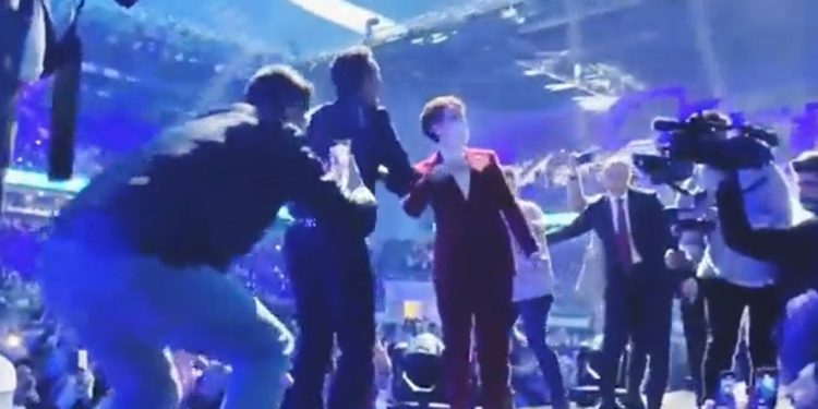 Mustafa Sandal, Meral Akşener'e 'Aya Benzer dansı' yaptırdı