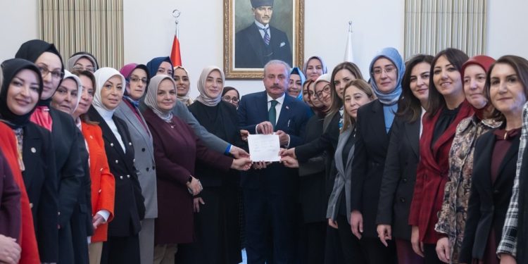 Mustafa Şentop'tan Meclis’teki danışmanların tazminat alabilmesi için kanun teklifi