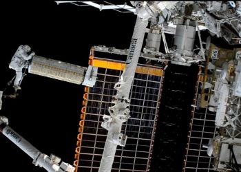 NASA ABD'li astronotların uzay yürüyüşü görüntülerini paylaştı