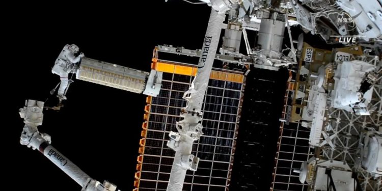 NASA ABD'li astronotların uzay yürüyüşü görüntülerini paylaştı