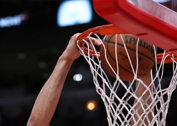 Amerikan Basketbol Ligi'nde (NBA) Dallas Mavericks, yıldız oyuncusu Luka Doncic'in tarihi "triple-double" performansıyla New York Knicks'i uzatmada 126-121 yendi.