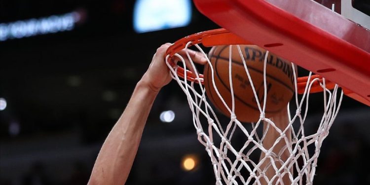 Amerikan Basketbol Ligi'nde (NBA) Dallas Mavericks, yıldız oyuncusu Luka Doncic'in tarihi "triple-double" performansıyla New York Knicks'i uzatmada 126-121 yendi.