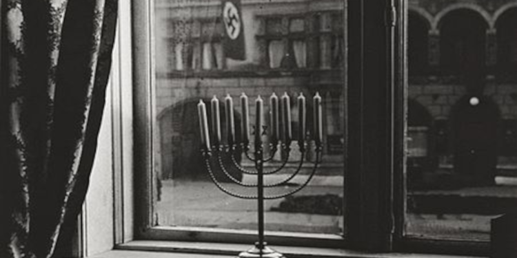 Nazi bayrağına 'meydan okuyan' menora, 89 yıl sonra Almanya'da