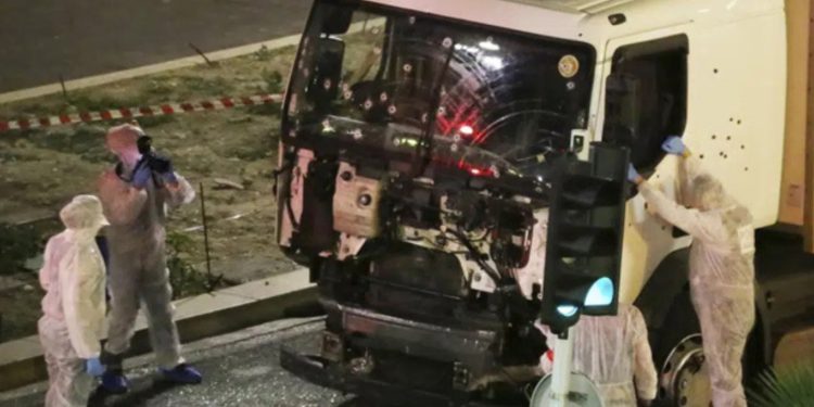 Nice'te 86 kişinin yaşamını yitirdiği terör saldırısını davasında 8 kişiye hapis cezası