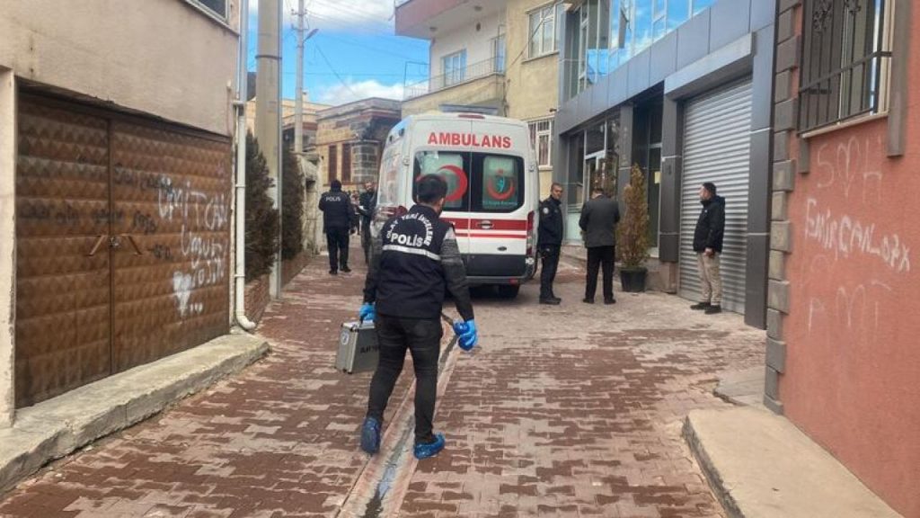 Niğde'de iki genç kaldıkları apartta ölü bulundu