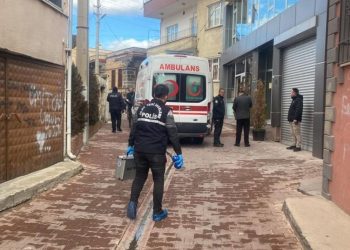 Niğde'de iki genç kaldıkları apartta ölü bulundu