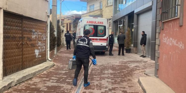 Niğde'de iki genç kaldıkları apartta ölü bulundu