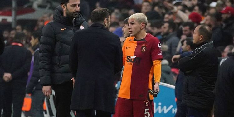 Noel Baba, bana aptalca bir sarı kart hediye etti