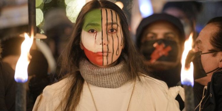 Norveç merkezli İran İnsan Hakları Örgütü (IHR), İran'daki gösterilerde hayatını kaybedenlerin sayısının 469'a yükseldiğini açıkladı.