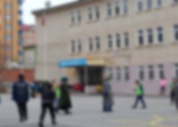 Okulda kavga eden öğretmenler, birbirine bıçak çekti
