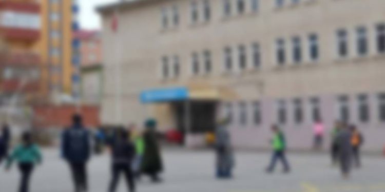 Okulda kavga eden öğretmenler, birbirine bıçak çekti