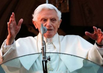 Papa Francis: Eski Papa Benediktus çok hasta, onun için dua edin