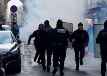 Paris saldırısını protesto eden göstericilere polis şiddeti