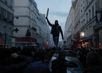 Fransa'nın başkenti Paris'te Ahmet Kaya Kürt Kültür Merkezi yakınlarında düzenlenen ve arkasında ırkçı gerekçeler olduğuna inanılan silahlı saldırının ardından şehirde meydana gelen protestolarda göstericiler ve polis arasında şiddet olayları yaşandı.