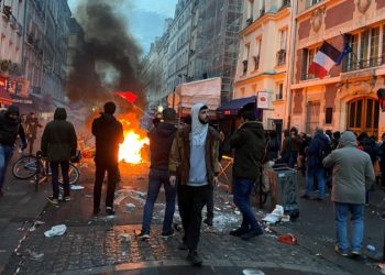 Paris’te bayraklar yarıya indirildi: Yüzlerce kişi silahlı saldırıyı protesto etti