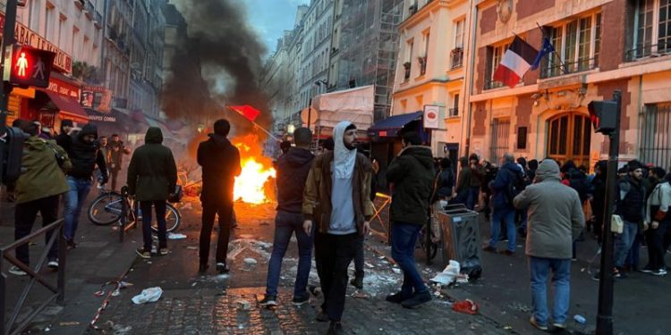 Paris’te bayraklar yarıya indirildi: Yüzlerce kişi silahlı saldırıyı protesto etti