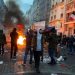 Paris’te bayraklar yarıya indirildi: Yüzlerce kişi silahlı saldırıyı protesto etti