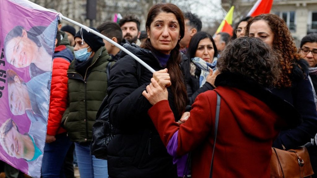 Paris'te binlerce kişi Kürtlere yönelik silahlı saldırıyı protesto etti