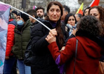 Paris'te binlerce kişi Kürtlere yönelik silahlı saldırıyı protesto etti