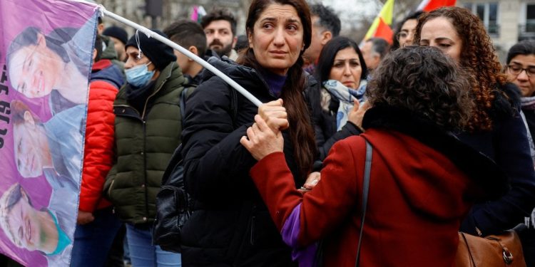 Paris'te binlerce kişi Kürtlere yönelik silahlı saldırıyı protesto etti