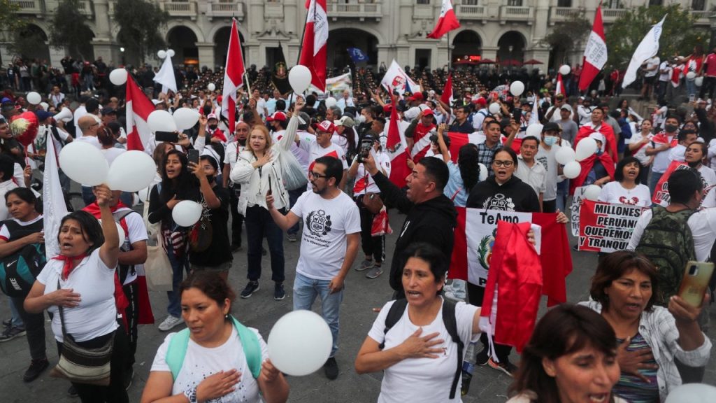 Peru'da eylemcilerin ölümü istifa getirdi: Castillo sonrası hükümet bocalıyor