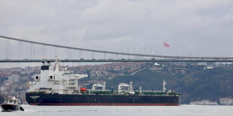 Petrol piyasalarını etkileyecek kriz: Boğazlarda bekletilen petrolün değeri 1.2 milyar dolar