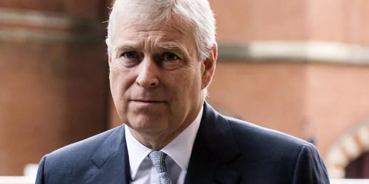 Prens Andrew üşüyen kişiye gazete tavsiyesinde bulundu