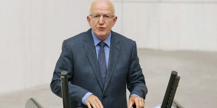 CHP İstanbul Milletvekili İbrahim Kaboğlu, Yüksek Seçim Kurulu (YSK) Başkanı Muharrem Akkaya ve İçişleri Bakanı Süleyman Soylu’nun İstanbul Büyükşehir Belediye Başkanı Ekrem İmamoğlu hakkındaki mahkeme kararları ile ilgili açıklamalarına tepki gösterdi.