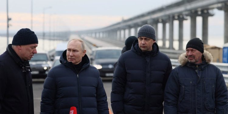 Putin'den gövde gösterisi: Kırım Köprüsü'nü ziyaret etti
