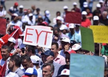 Emeklilikte yaşa takılanlar (EYT) düzenlemesinin açıklanmasının ardından hesaplamalar yapan ekonomistler, 14 milyon emekliye, EYT’lilerin tamamının eklenmesi halinde tek seferlik tazminatların 300 milyar TL'yi, kamuya yıllık maaş ödemelerin ise yaklaşık 150 milyar TL'yi bulacağını ifade etti.