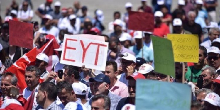 Emeklilikte yaşa takılanlar (EYT) düzenlemesinin açıklanmasının ardından hesaplamalar yapan ekonomistler, 14 milyon emekliye, EYT’lilerin tamamının eklenmesi halinde tek seferlik tazminatların 300 milyar TL'yi, kamuya yıllık maaş ödemelerin ise yaklaşık 150 milyar TL'yi bulacağını ifade etti.