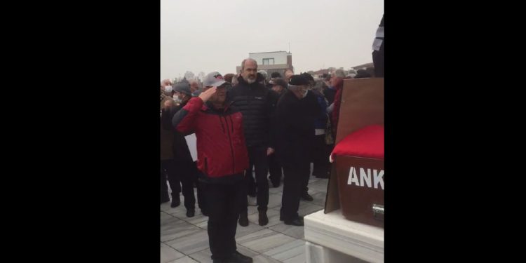 Rütbeleri sökülmüştü: “Er” Vural Avar’ın cenazesinde generaller selam durdu