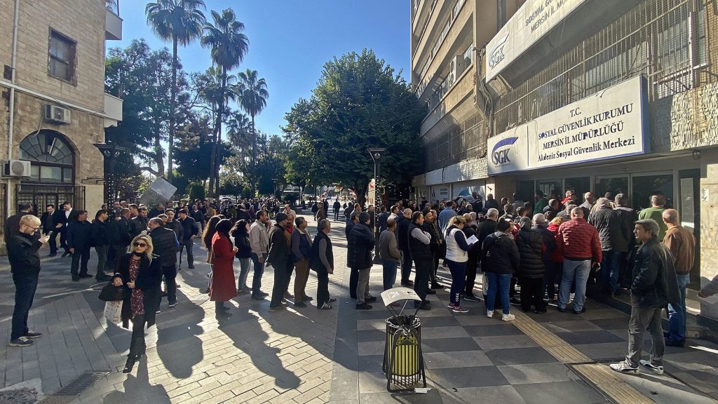 SGK’nın mesai saatlerine EYT düzenlemesi: Yarın da açık