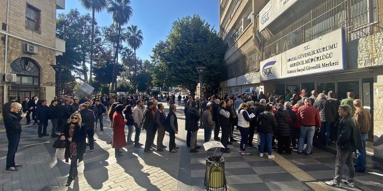 SGK’nın mesai saatlerine EYT düzenlemesi: Yarın da açık